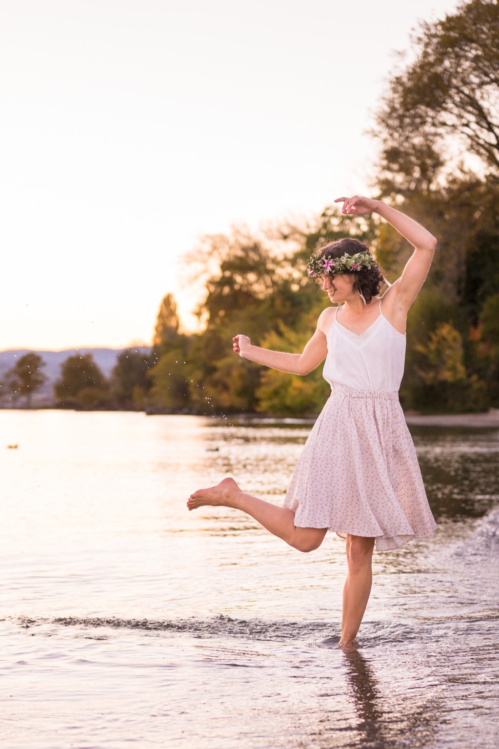 Marjorie au bord du lac en train de jouer avec l'eau